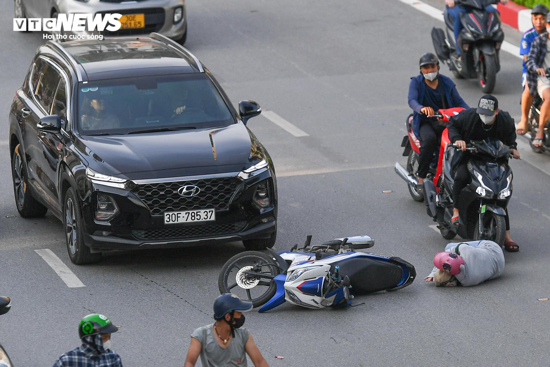 Tài xế lúng túng với hàng rào phân làn trên 2 tuyến đường vành đai Hà Nội - 9