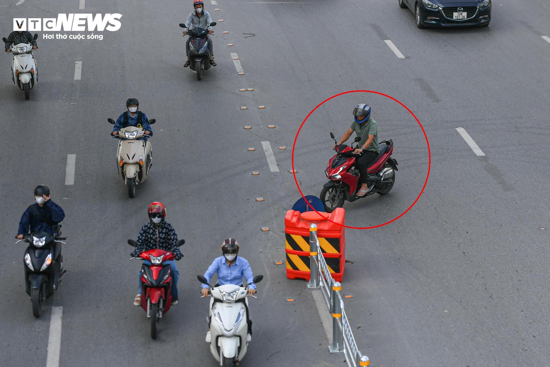 Tài xế lúng túng với hàng rào phân làn trên 2 tuyến đường vành đai Hà Nội - 5
