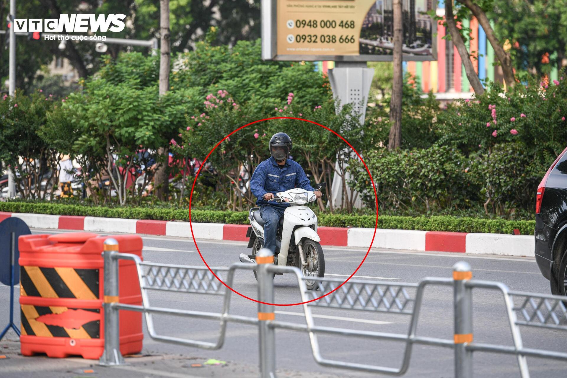 Tài xế lúng túng với hàng rào phân làn trên 2 tuyến đường vành đai Hà Nội - 16