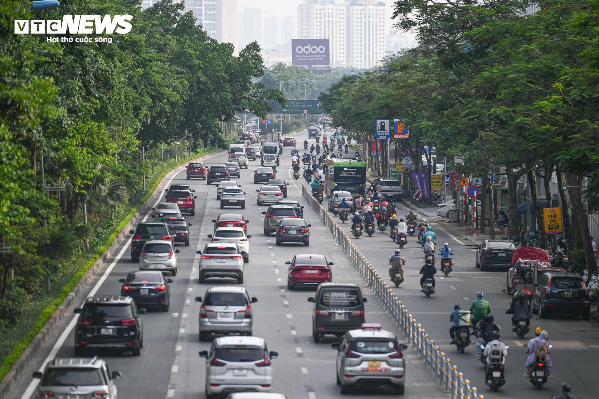 Tài xế lúng túng với hàng rào phân làn trên 2 tuyến đường vành đai Hà Nội - 1