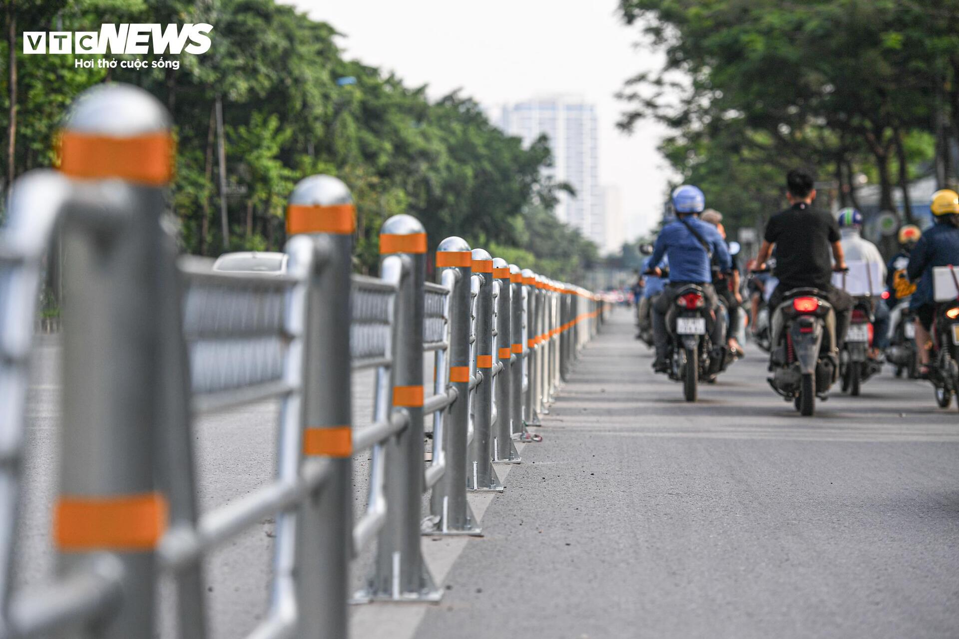 Tài xế lúng túng với hàng rào phân làn trên 2 tuyến đường vành đai Hà Nội - 3