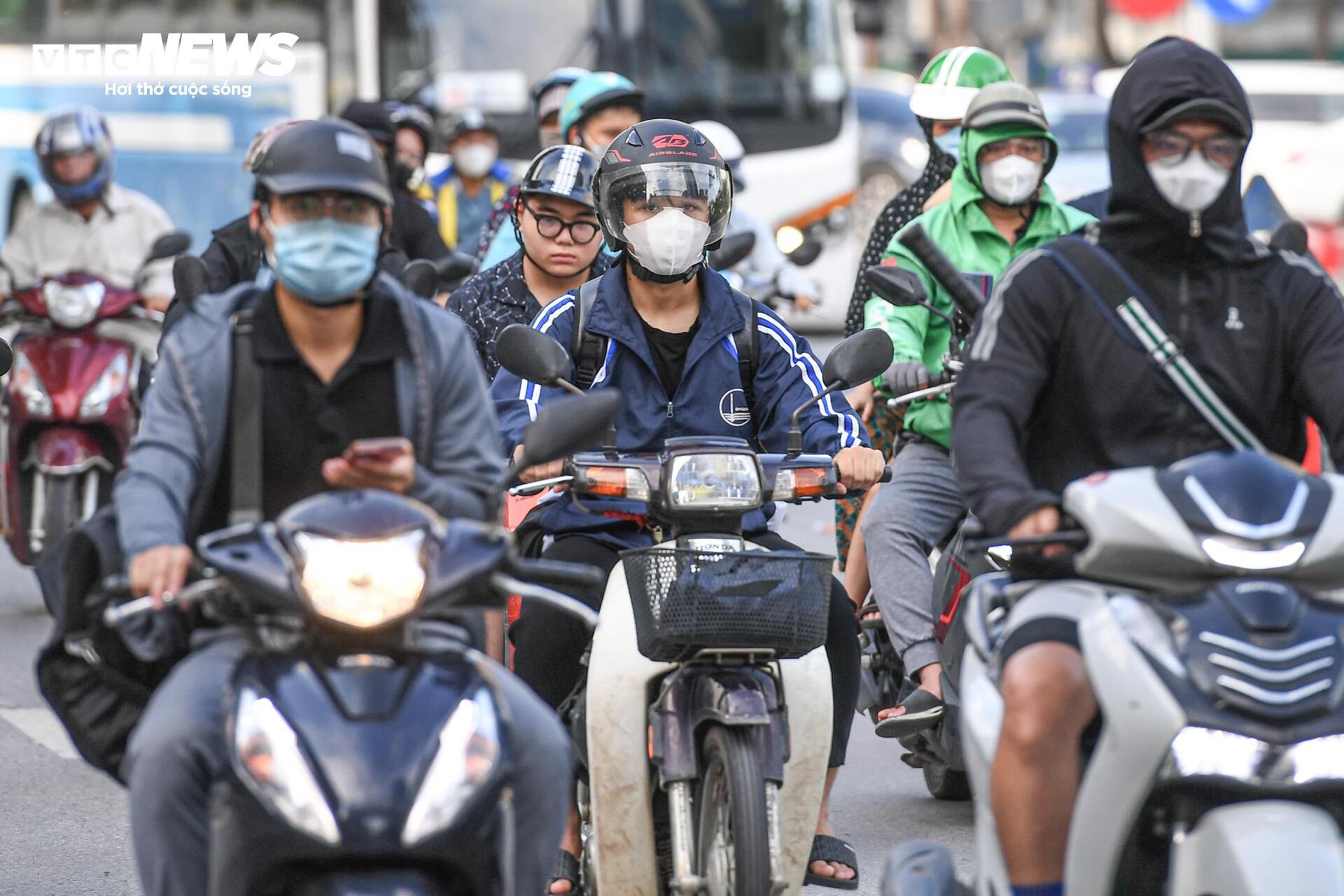 Tài xế lúng túng với hàng rào phân làn trên 2 tuyến đường vành đai Hà Nội - 13