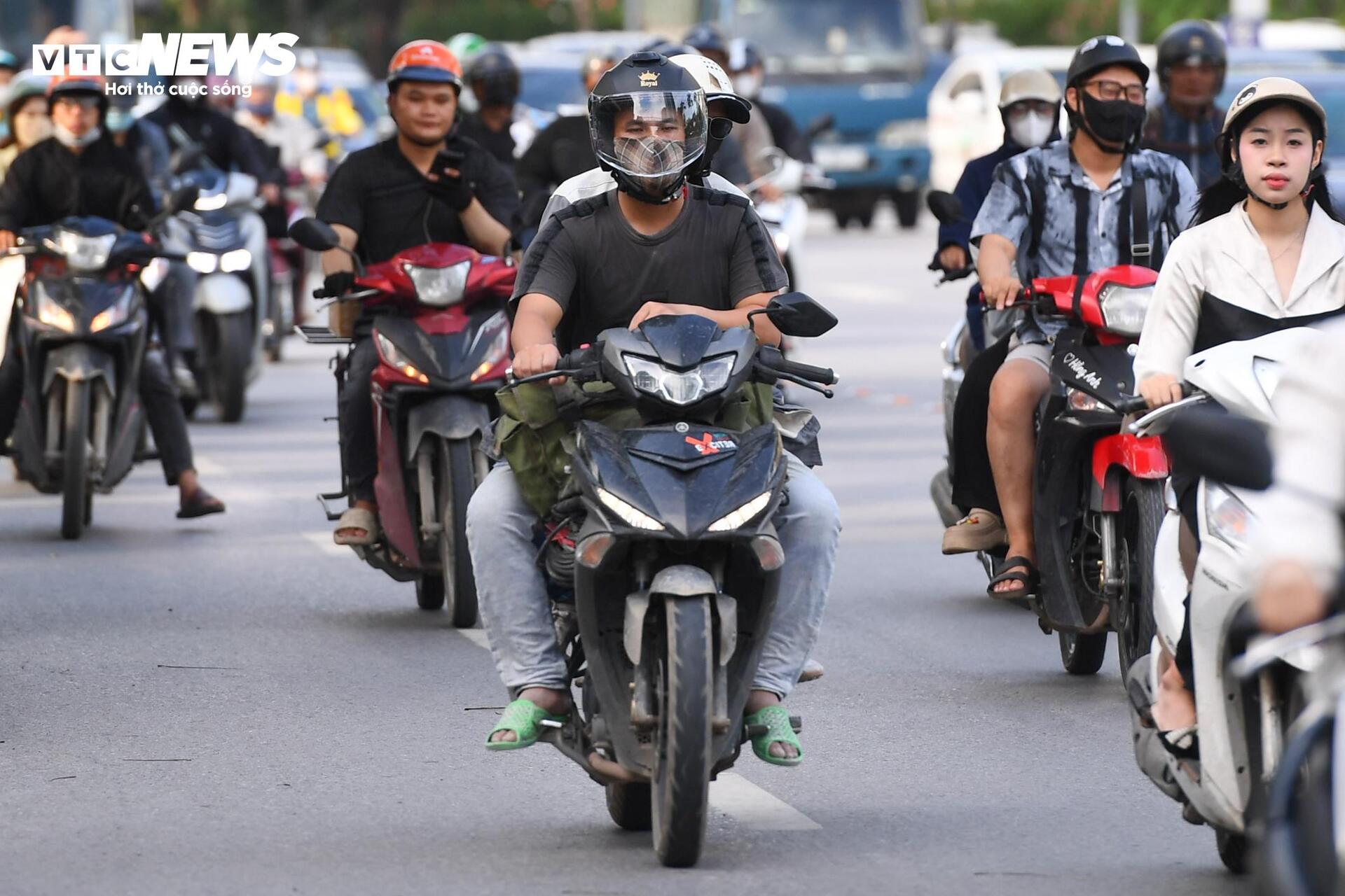 Tài xế lúng túng với hàng rào phân làn trên 2 tuyến đường vành đai Hà Nội - 14