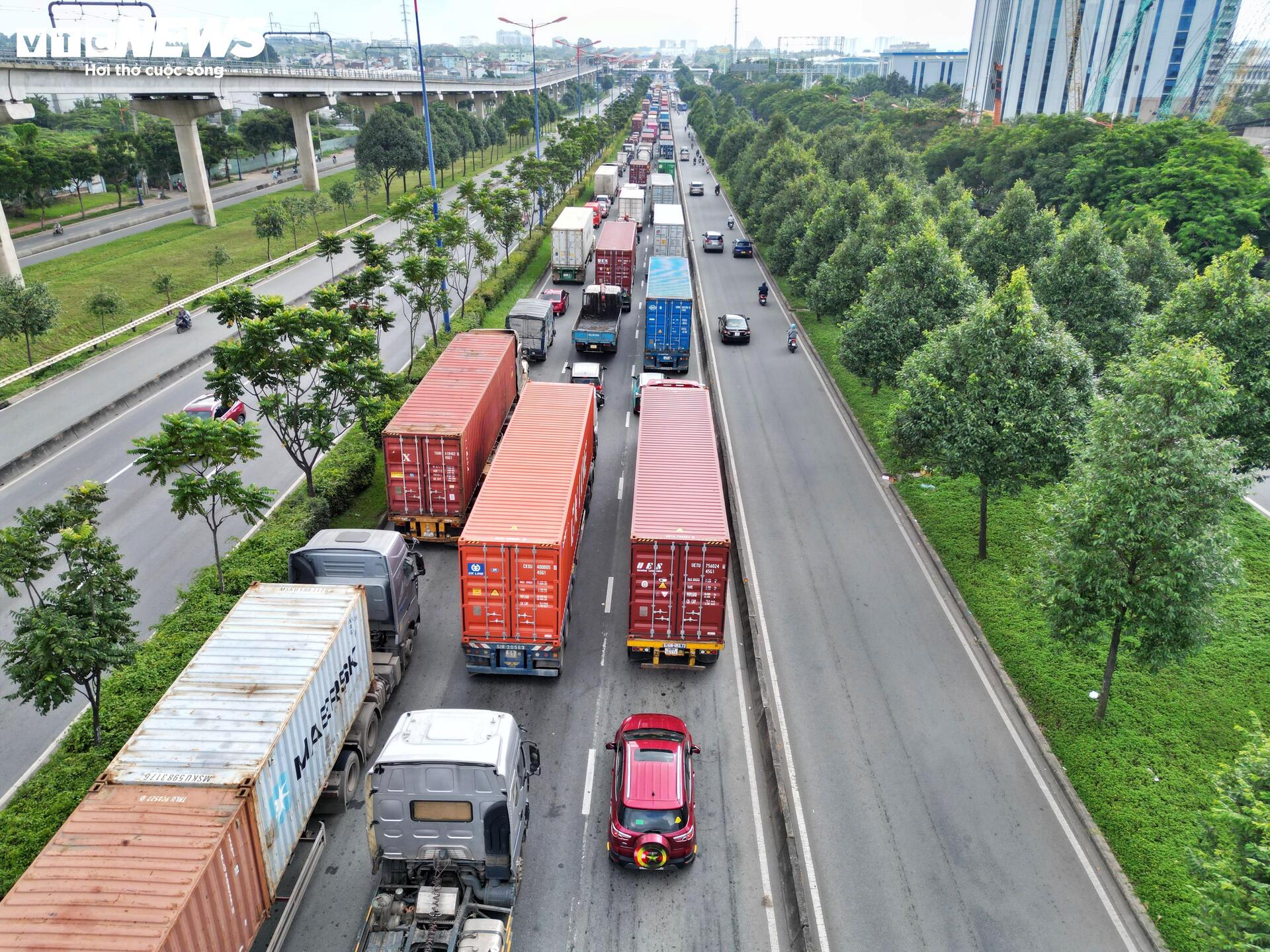 Kẹt xe từ sáng đến trưa ở cửa ngõ phía Đông TP.HCM - 4
