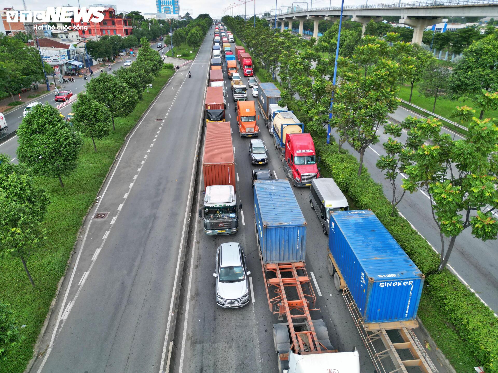 Kẹt xe từ sáng đến trưa ở cửa ngõ phía Đông TP.HCM - 2