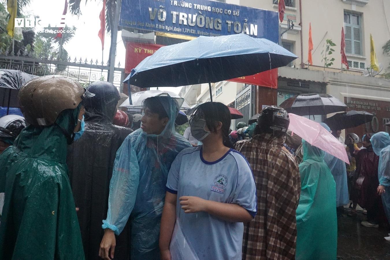 Thí sinh khóc thét với đề Toán mới, 'đọc đề hết nửa thời gian' - 13