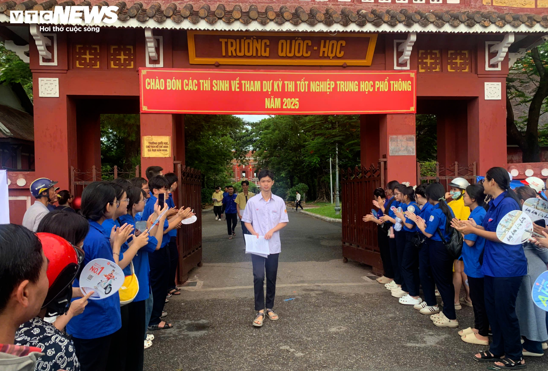 Thí sinh khóc thét với đề Toán mới, 'đọc đề hết nửa thời gian' - 16