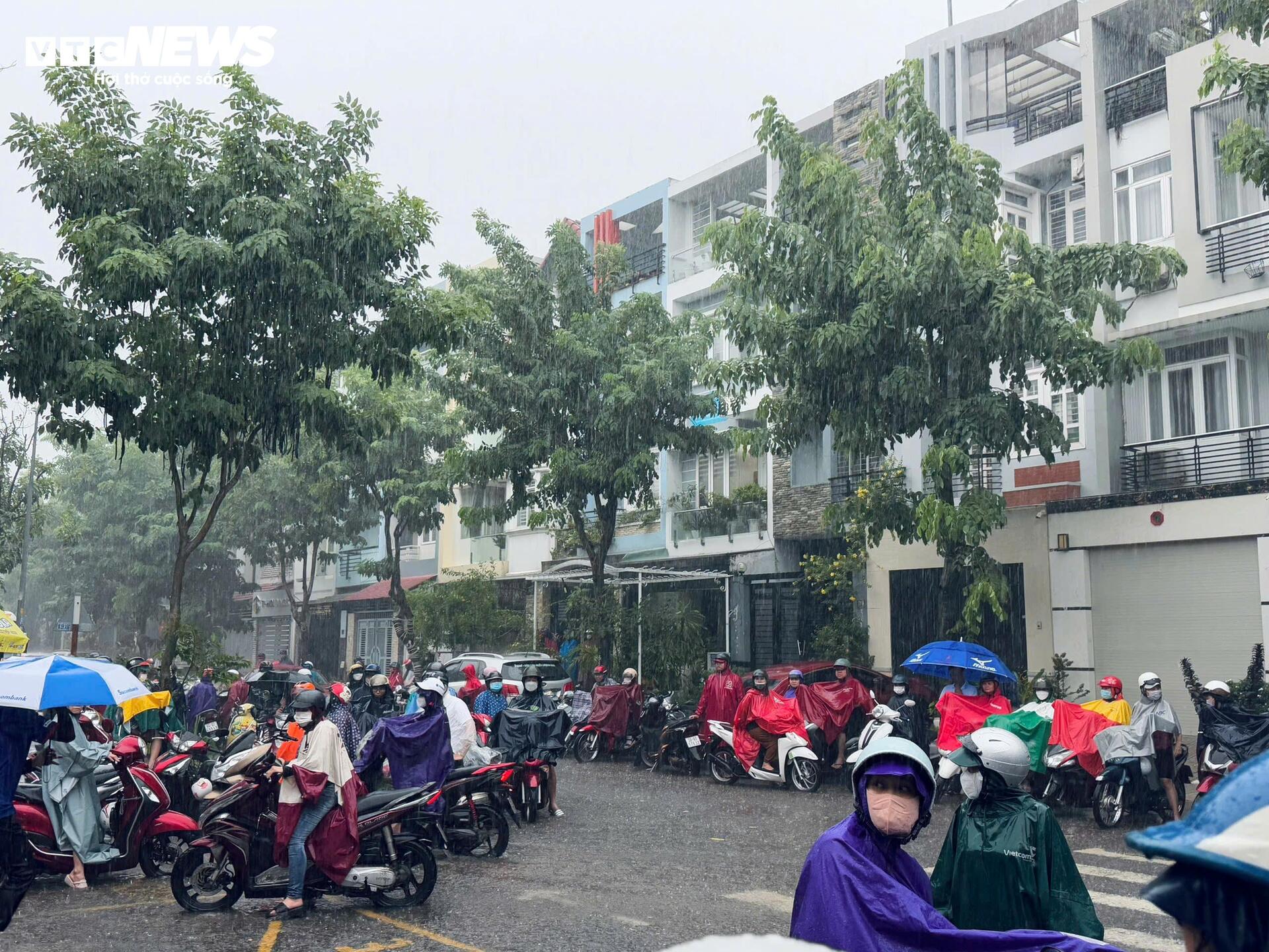 Candidates go home in the rain after taking the high school graduation math exam - 4