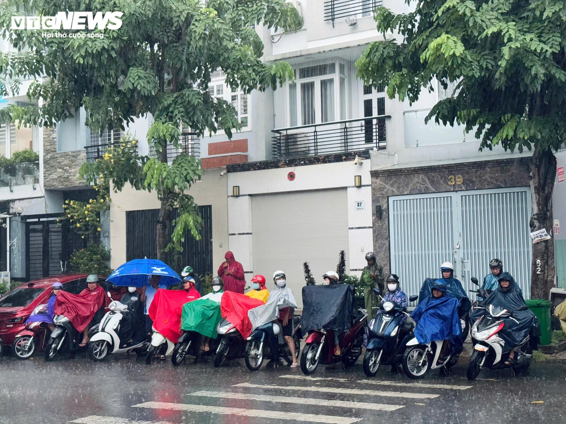 Candidates go home in the rain after taking the high school graduation math exam - 1