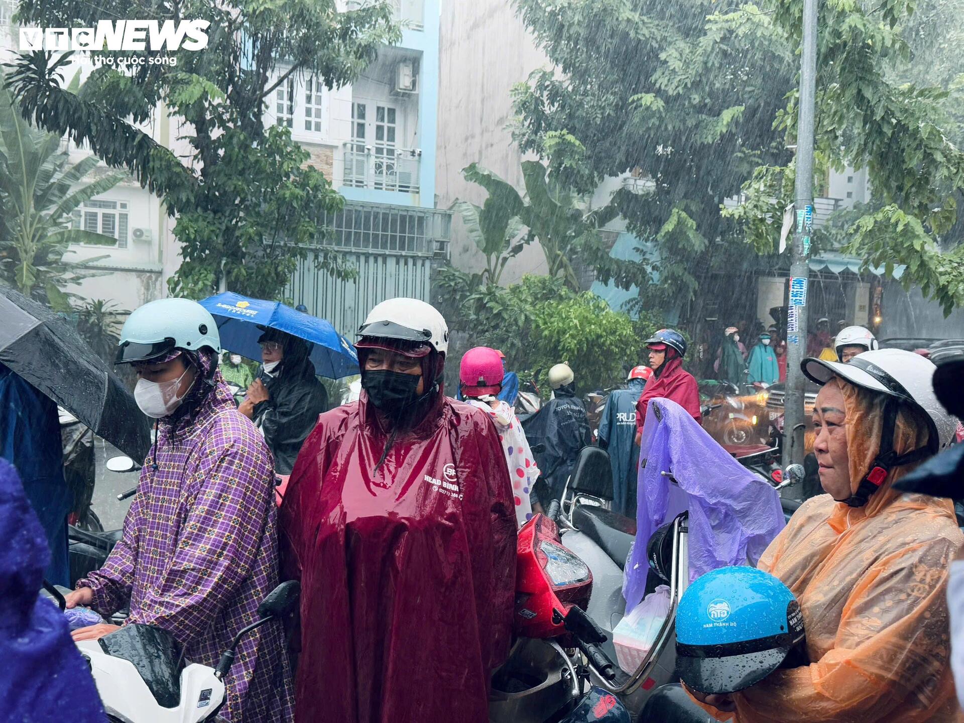 Candidates go home in the rain after taking the high school graduation math exam - 3