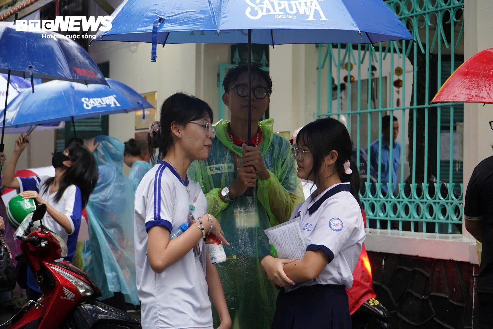 Candidates go home in the rain after taking the high school graduation math exam - 5