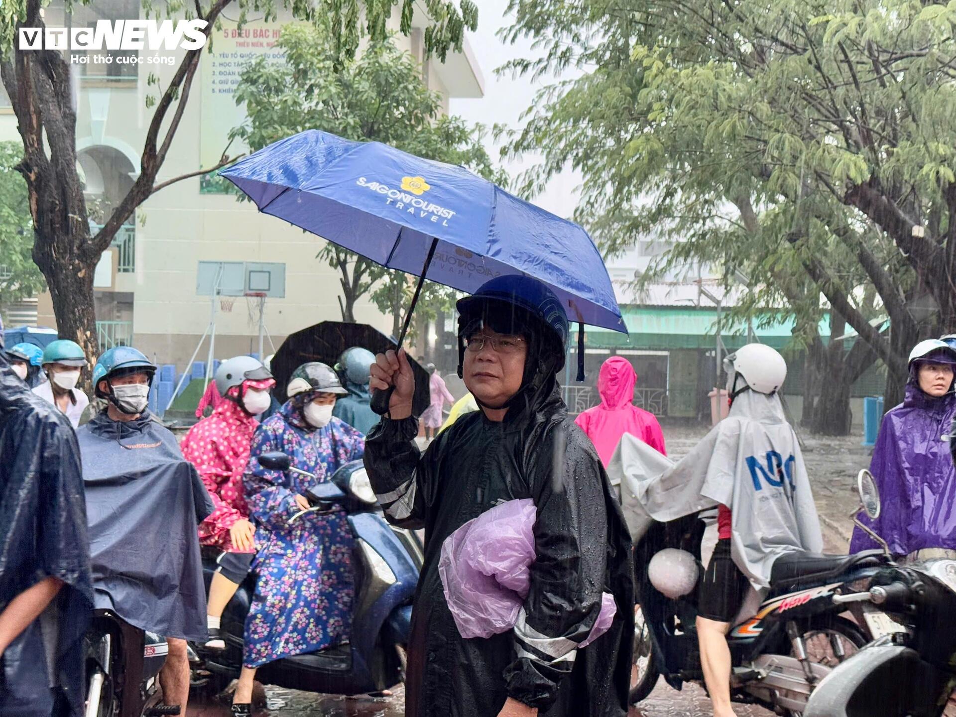 Candidates go home in the rain after taking the high school graduation math exam - 8