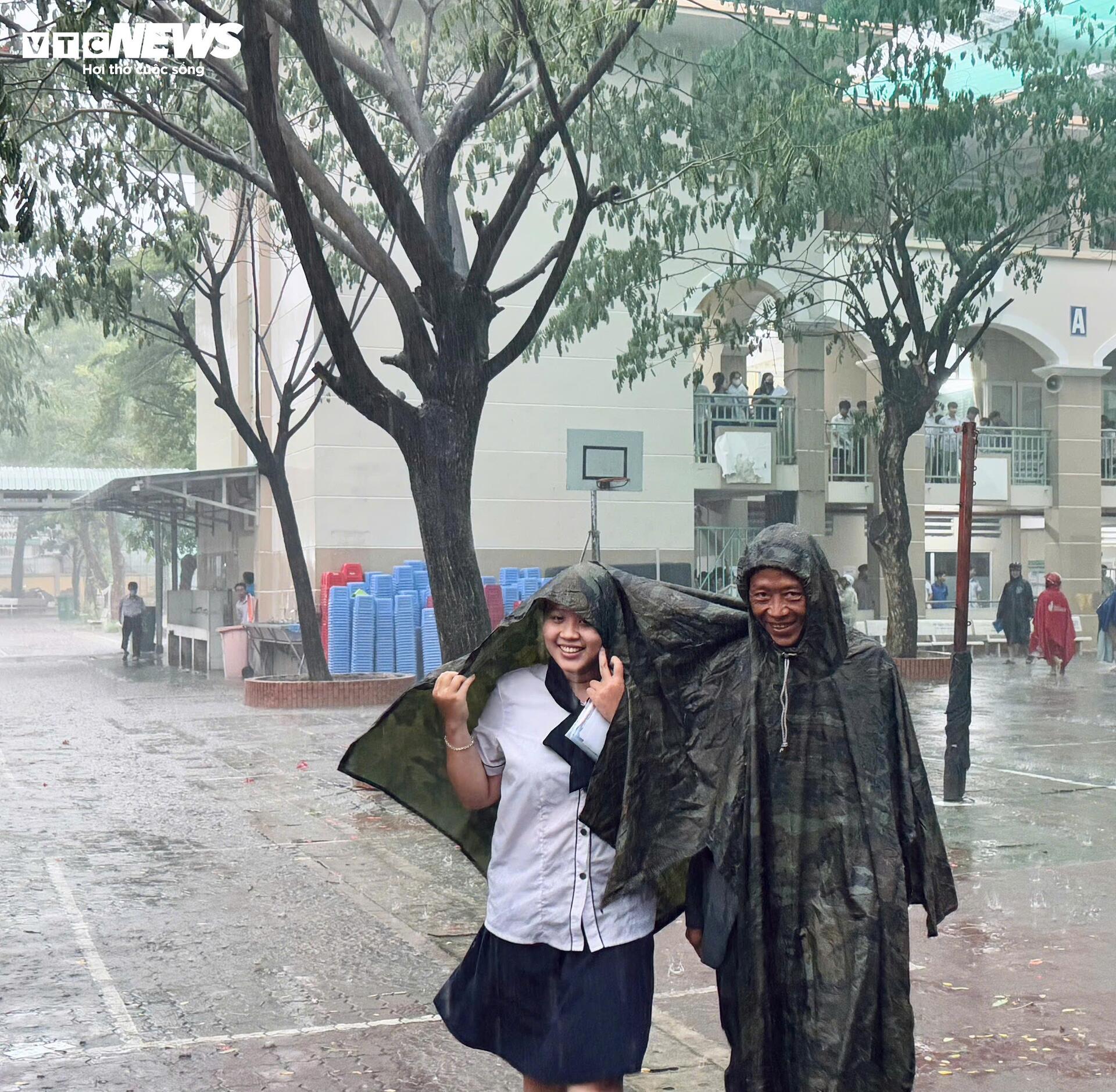 Candidates go home in the rain after taking the high school graduation math exam - 7