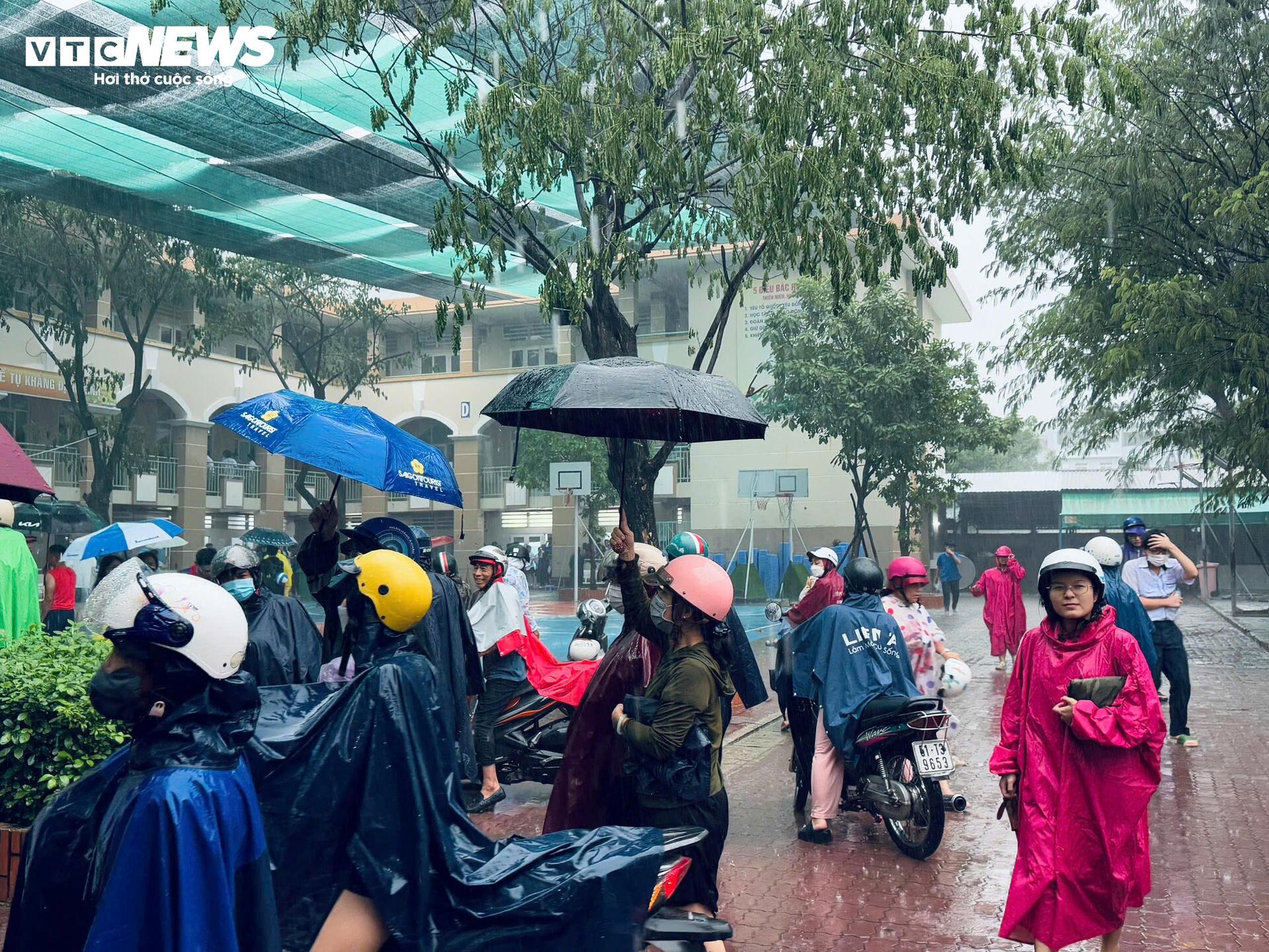 Candidates go home in the rain after taking the high school graduation math exam - 2