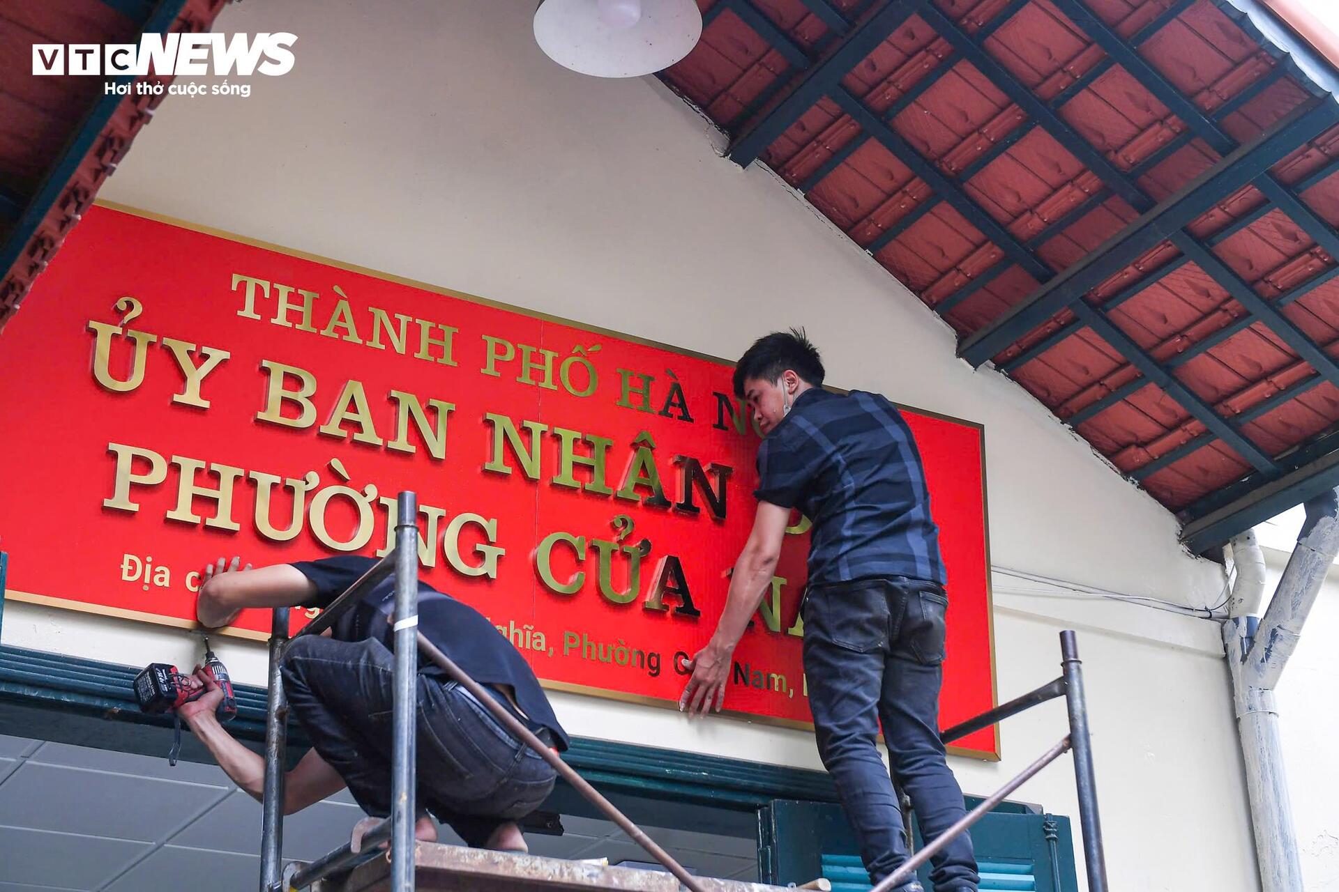 Hà Nội thay biển trụ sở phường mới, sẵn sàng vận hành chính quyền 2 cấp từ 1/7 - 9