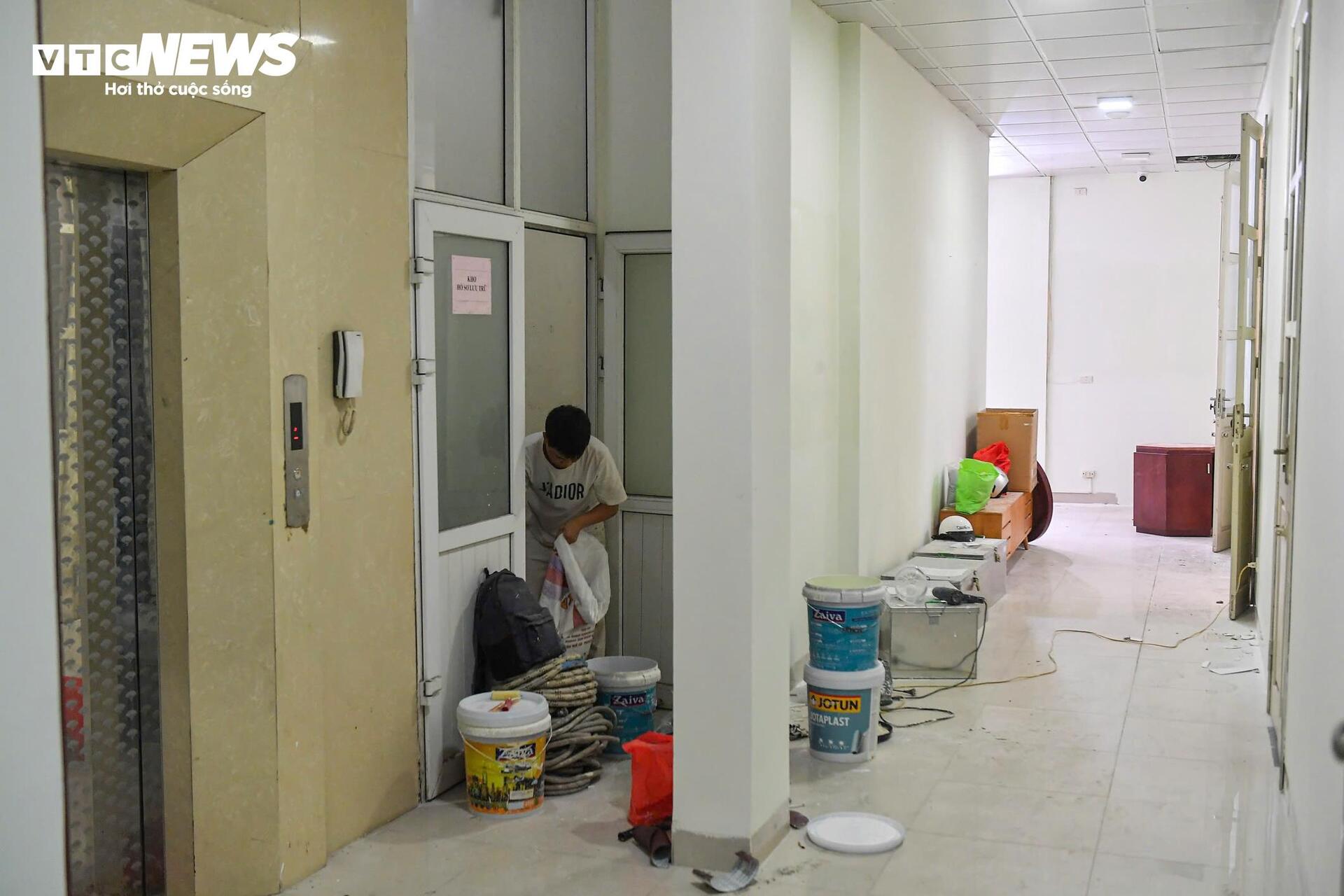 Hà Nội thay biển trụ sở phường mới, sẵn sàng vận hành chính quyền 2 cấp từ 1/7 - 10