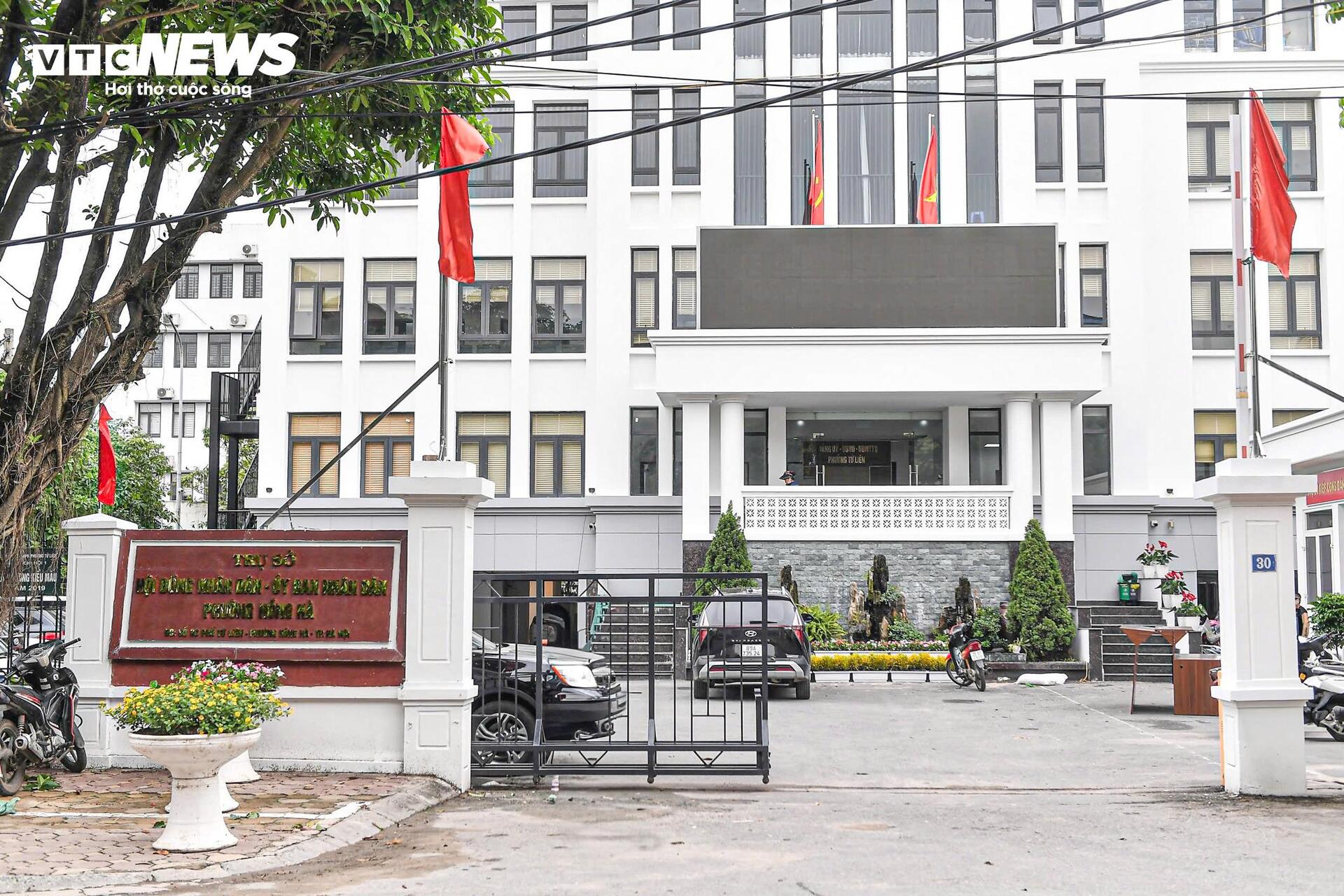 Hà Nội thay biển trụ sở phường mới, sẵn sàng vận hành chính quyền 2 cấp từ 1/7 - 13