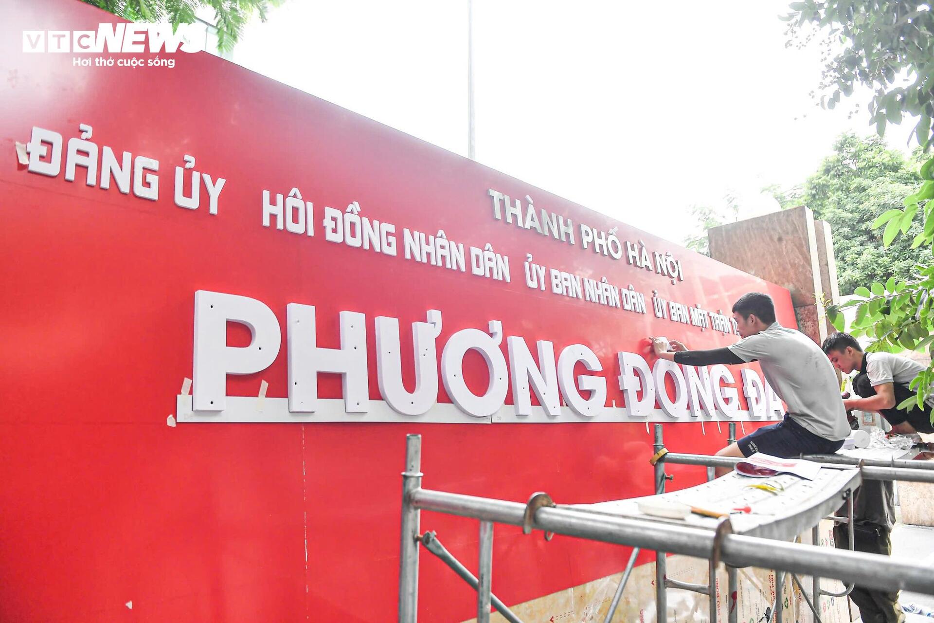 Hà Nội thay biển trụ sở phường mới, sẵn sàng vận hành chính quyền 2 cấp từ 1/7 - 11