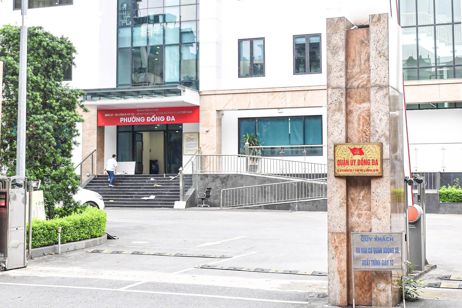 Hà Nội thay biển trụ sở phường mới, sẵn sàng vận hành chính quyền 2 cấp từ 1/7 - 12