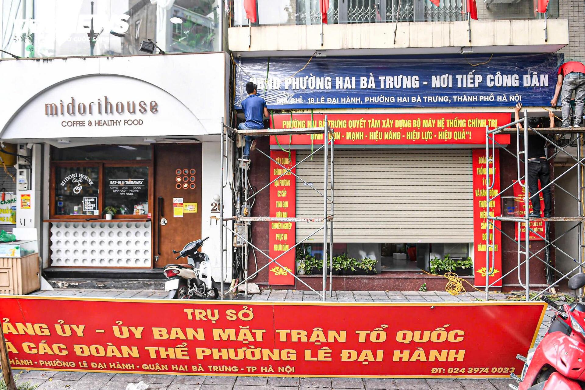 Hà Nội thay biển trụ sở phường mới, sẵn sàng vận hành chính quyền 2 cấp từ 1/7 - 1