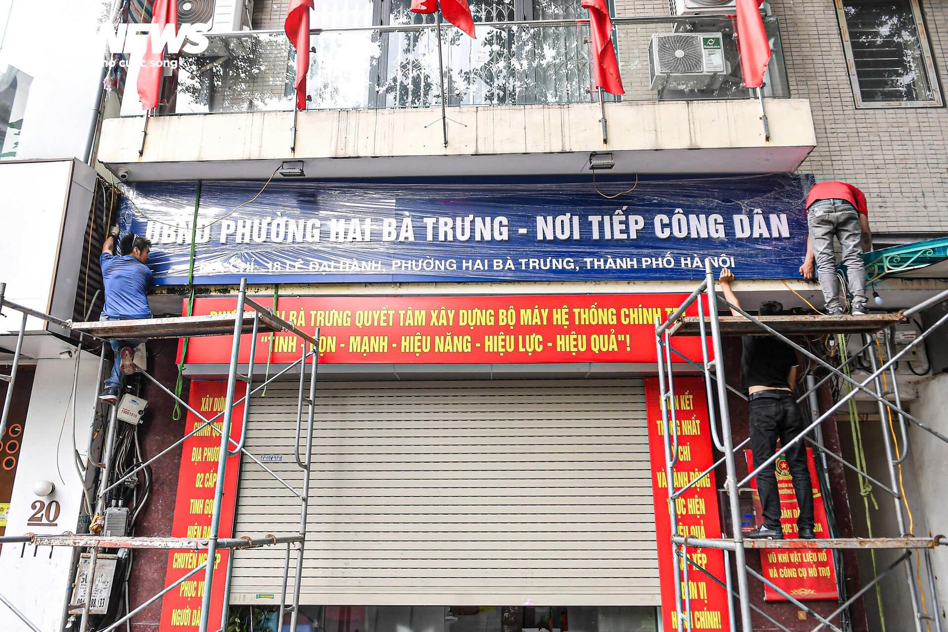 Hà Nội thay biển trụ sở phường mới, sẵn sàng vận hành chính quyền 2 cấp từ 1/7 - 2