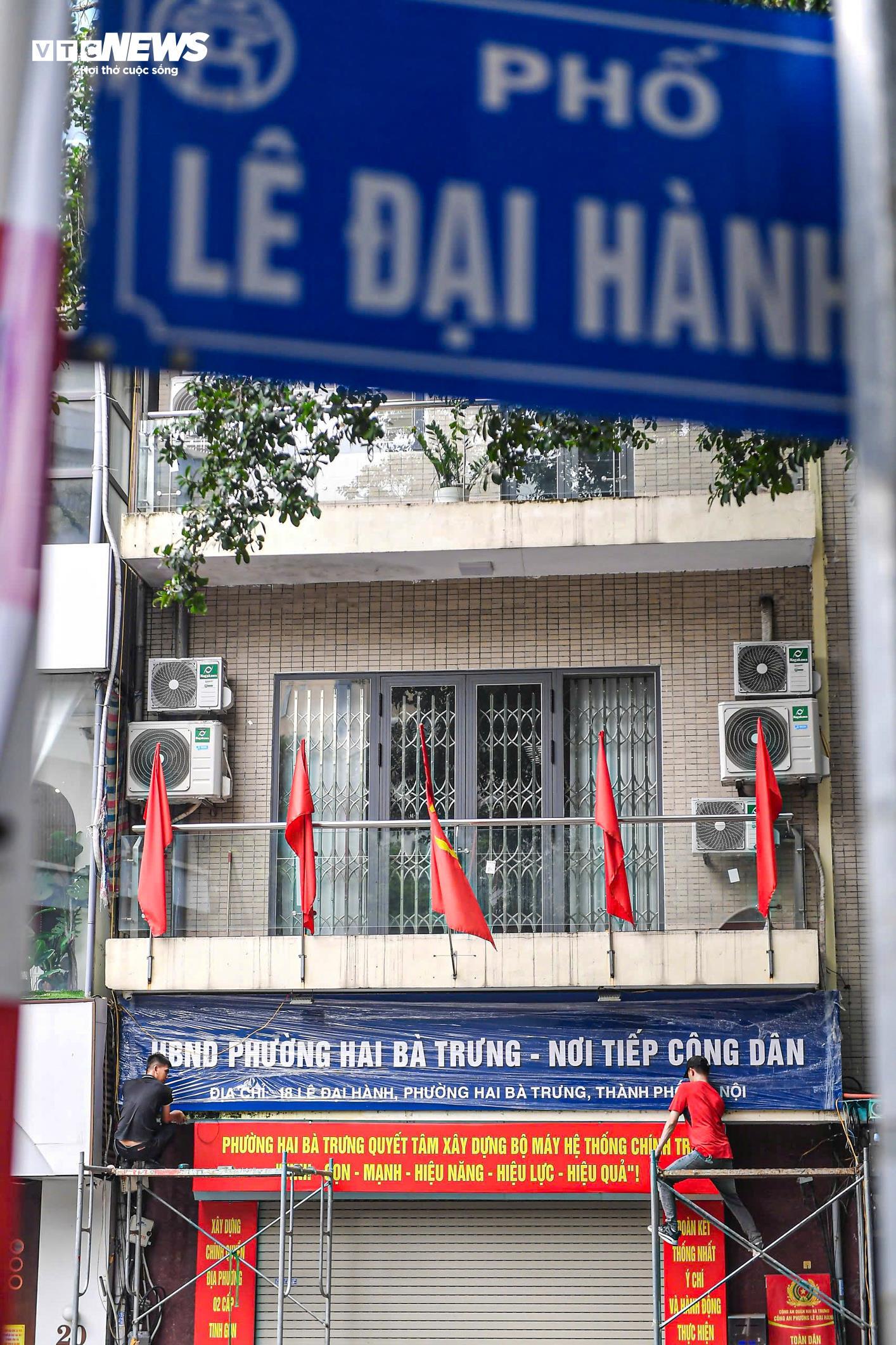 Hà Nội thay biển trụ sở phường mới, sẵn sàng vận hành chính quyền 2 cấp từ 1/7 - 3