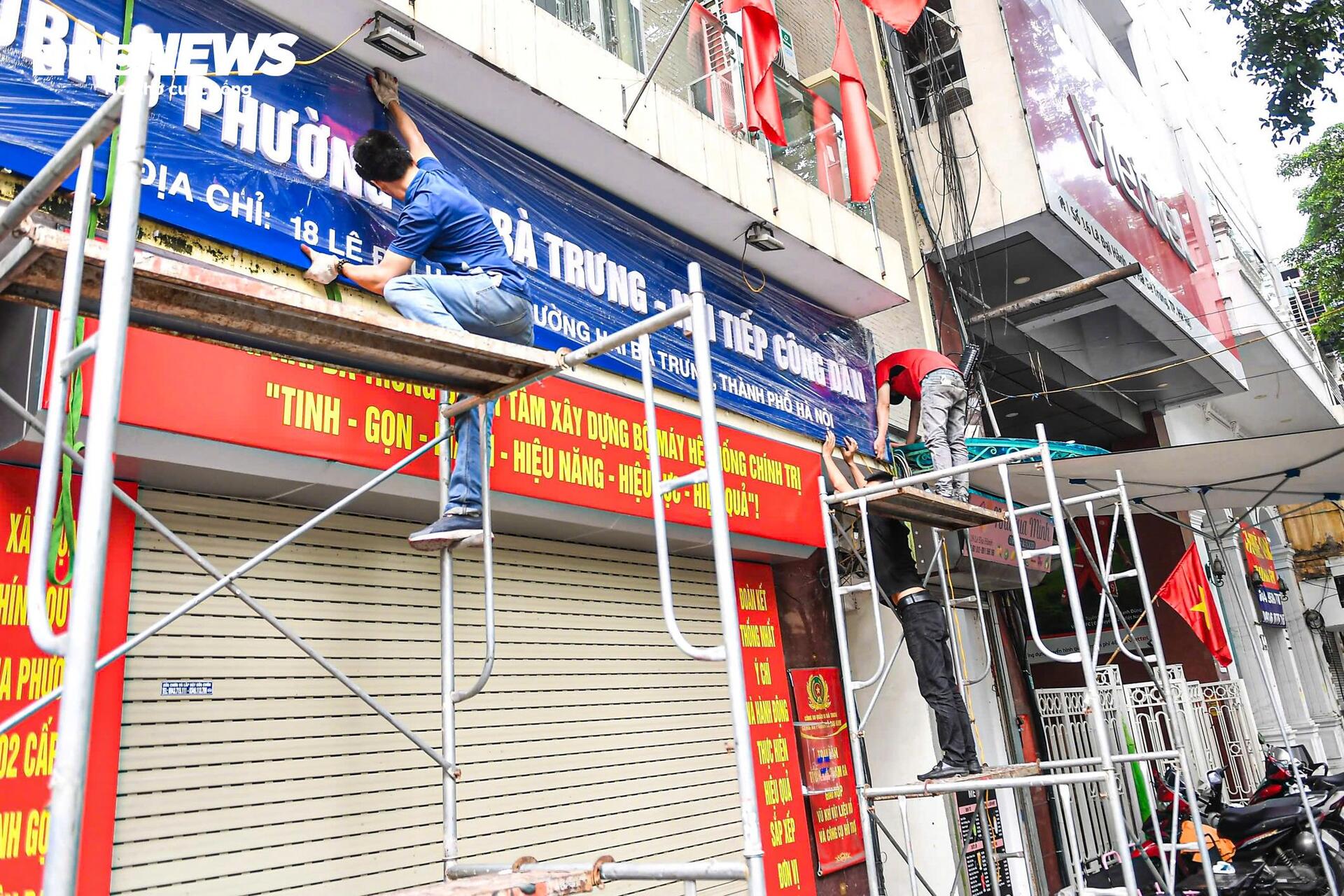Hà Nội thay biển trụ sở phường mới, sẵn sàng vận hành chính quyền 2 cấp từ 1/7 - 4