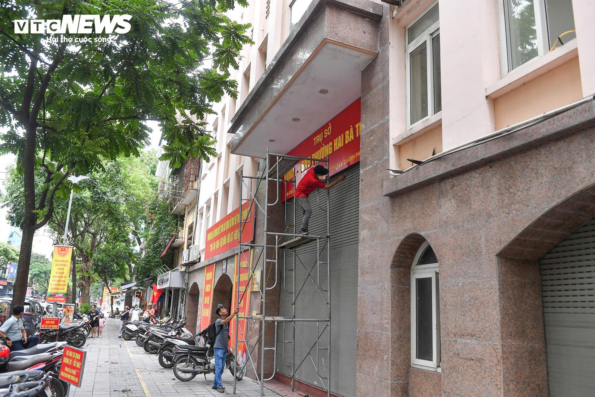 Hà Nội thay biển trụ sở phường mới, sẵn sàng vận hành chính quyền 2 cấp từ 1/7 - 5