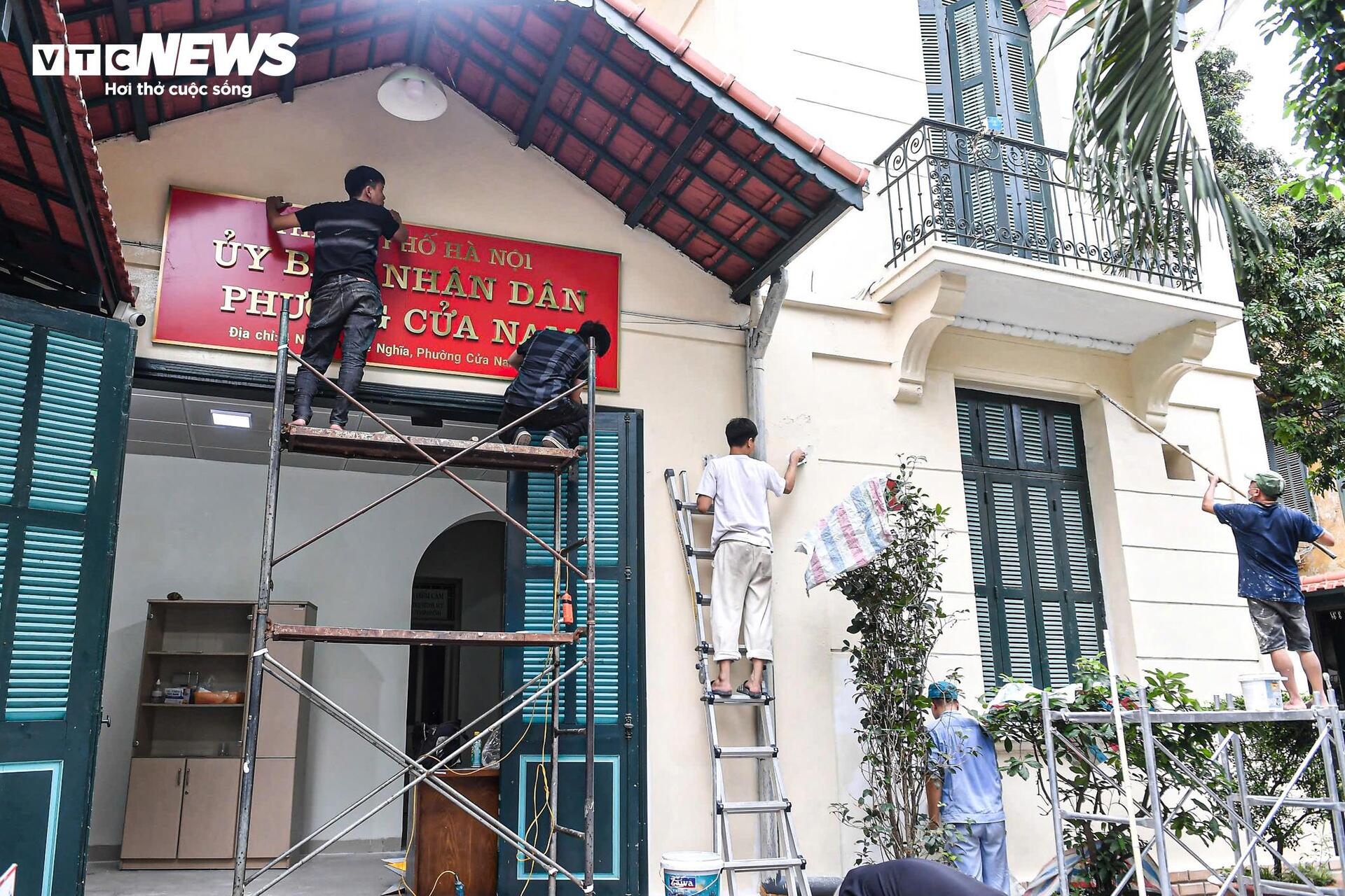 Hà Nội thay biển trụ sở phường mới, sẵn sàng vận hành chính quyền 2 cấp từ 1/7 - 8