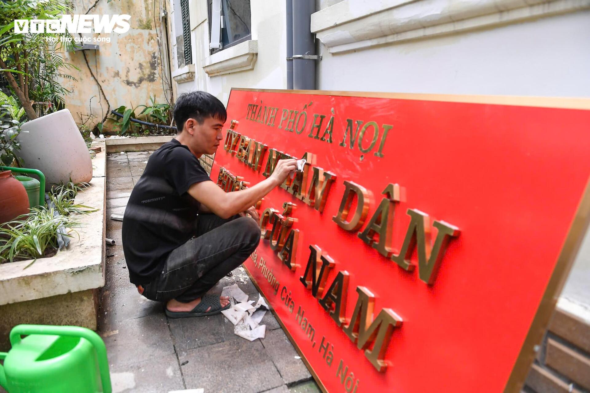 Hà Nội thay biển trụ sở phường mới, sẵn sàng vận hành chính quyền 2 cấp từ 1/7 - 6
