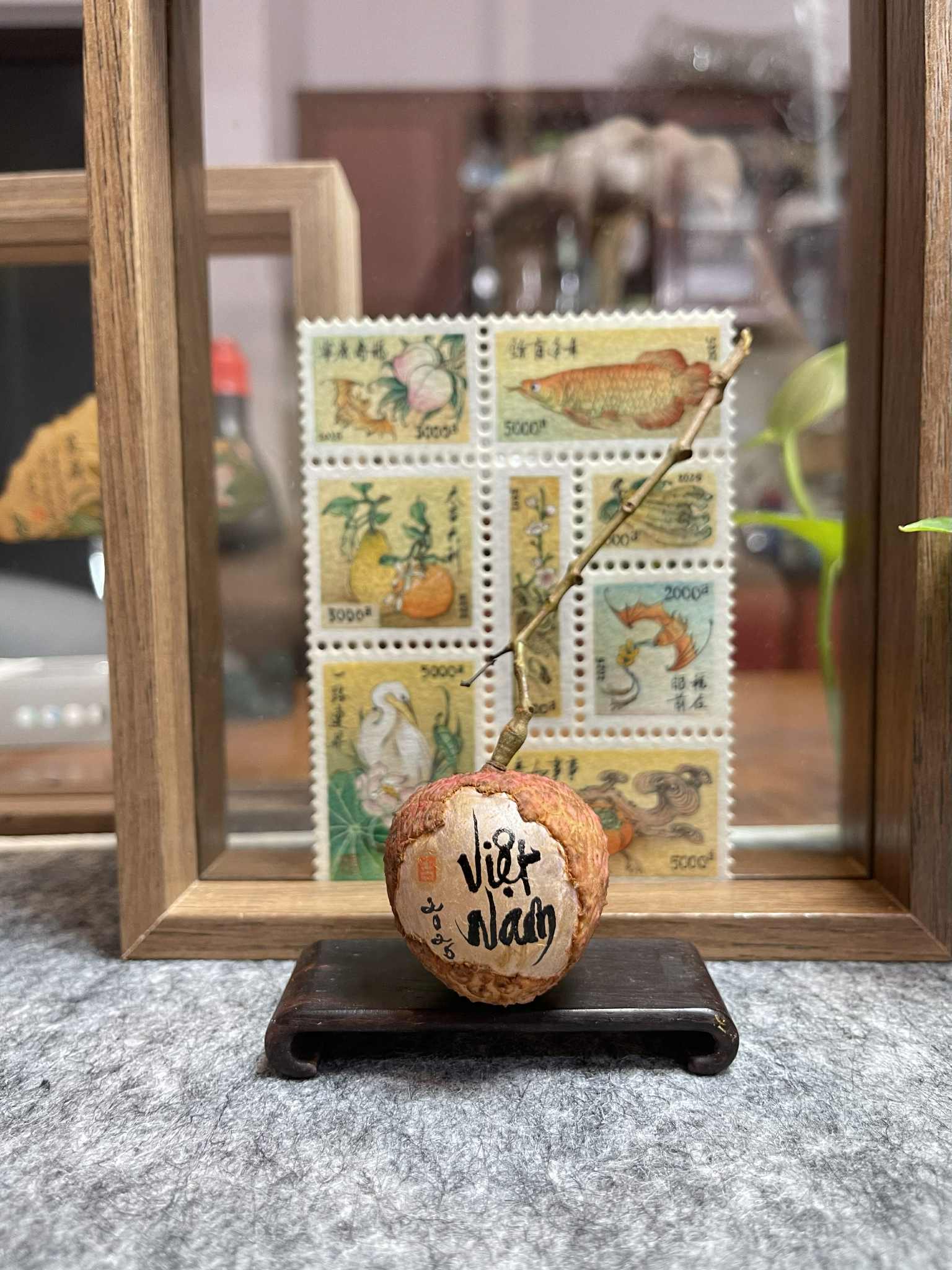 Viết thư pháp trên quả vải thiều, chàng trai gen Z Hà Nội gây sốt mạng - 2