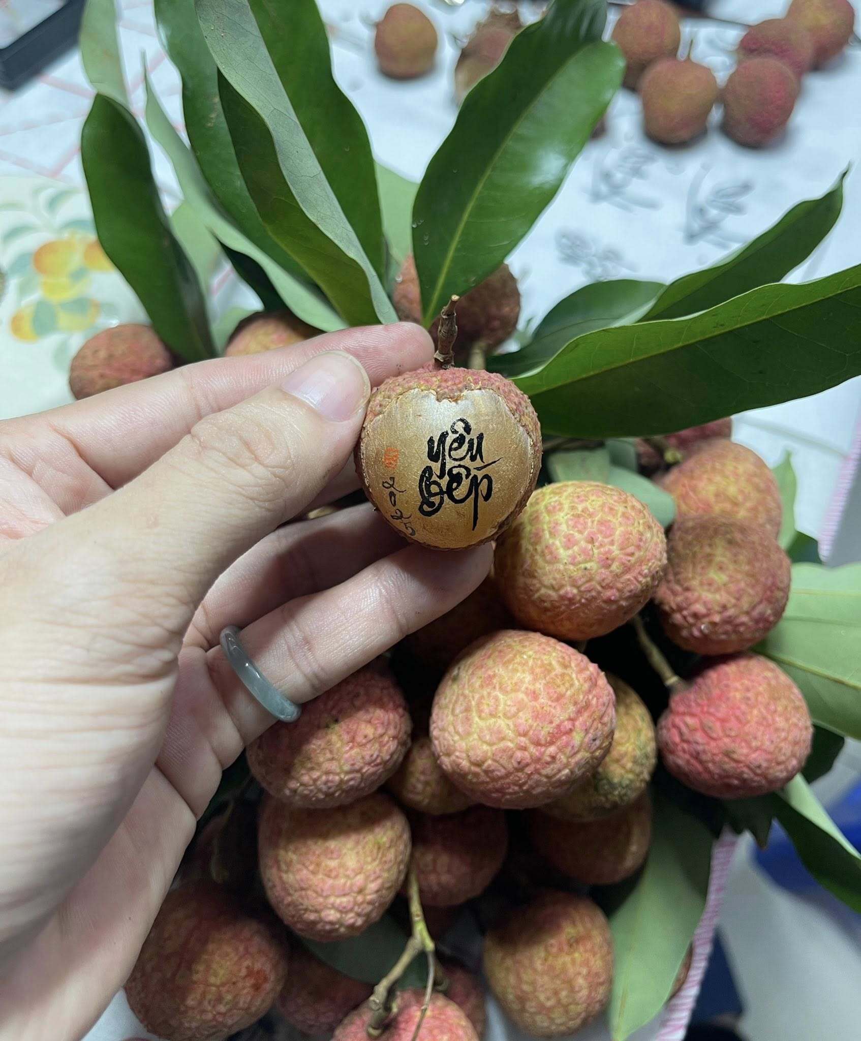 Viết thư pháp trên quả vải thiều, chàng trai gen Z Hà Nội gây sốt mạng - 8
