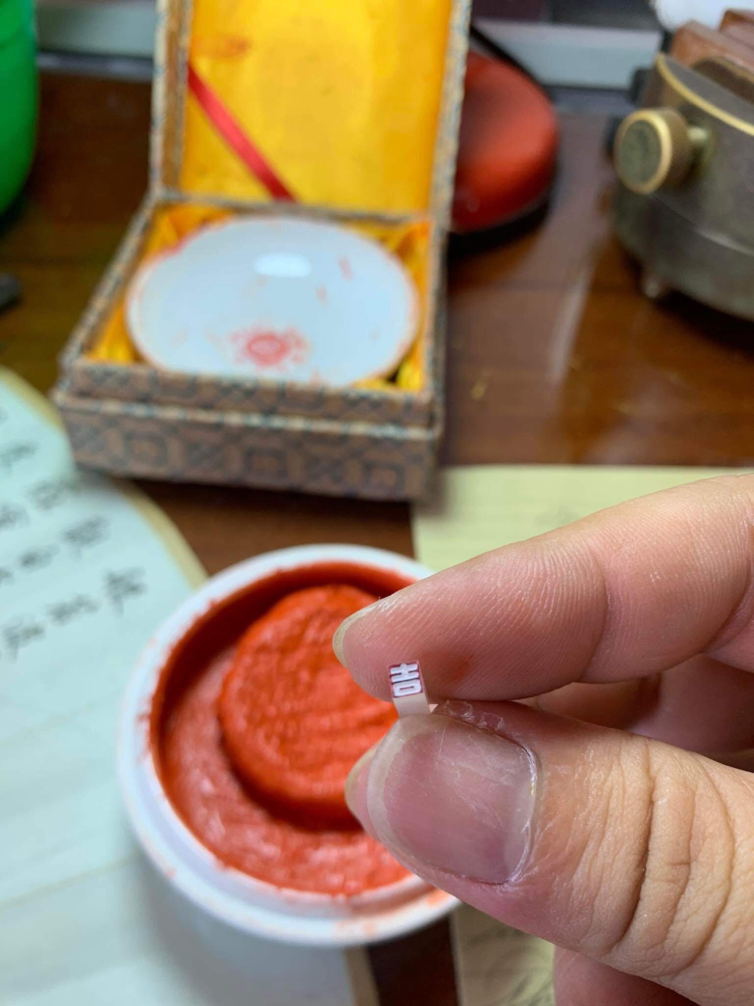 Viết thư pháp trên quả vải thiều, chàng trai gen Z Hà Nội gây sốt mạng - 6