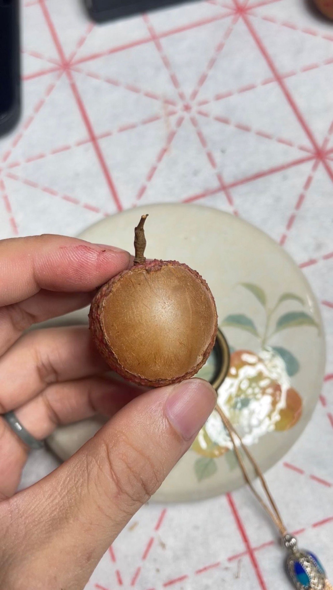 Viết thư pháp trên quả vải thiều, chàng trai gen Z Hà Nội gây sốt mạng - 5