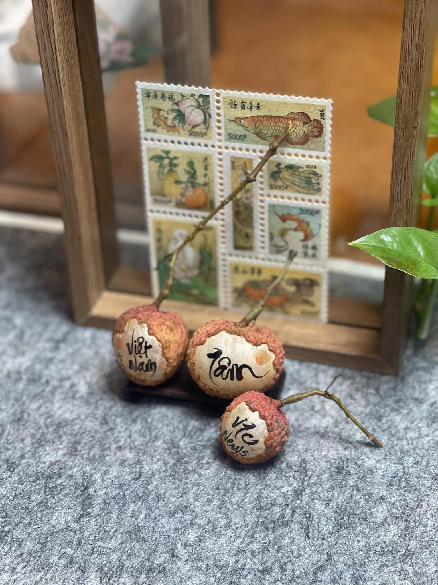 Viết thư pháp trên quả vải thiều, chàng trai gen Z Hà Nội gây sốt mạng - 10