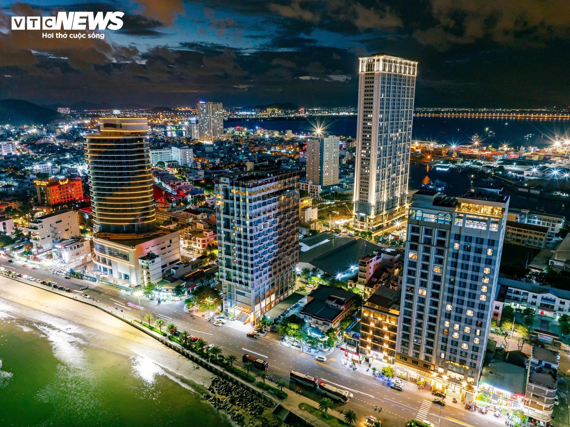 Ngắm phố biển Quy Nhơn của Gia Lai lung linh về đêm - 9
