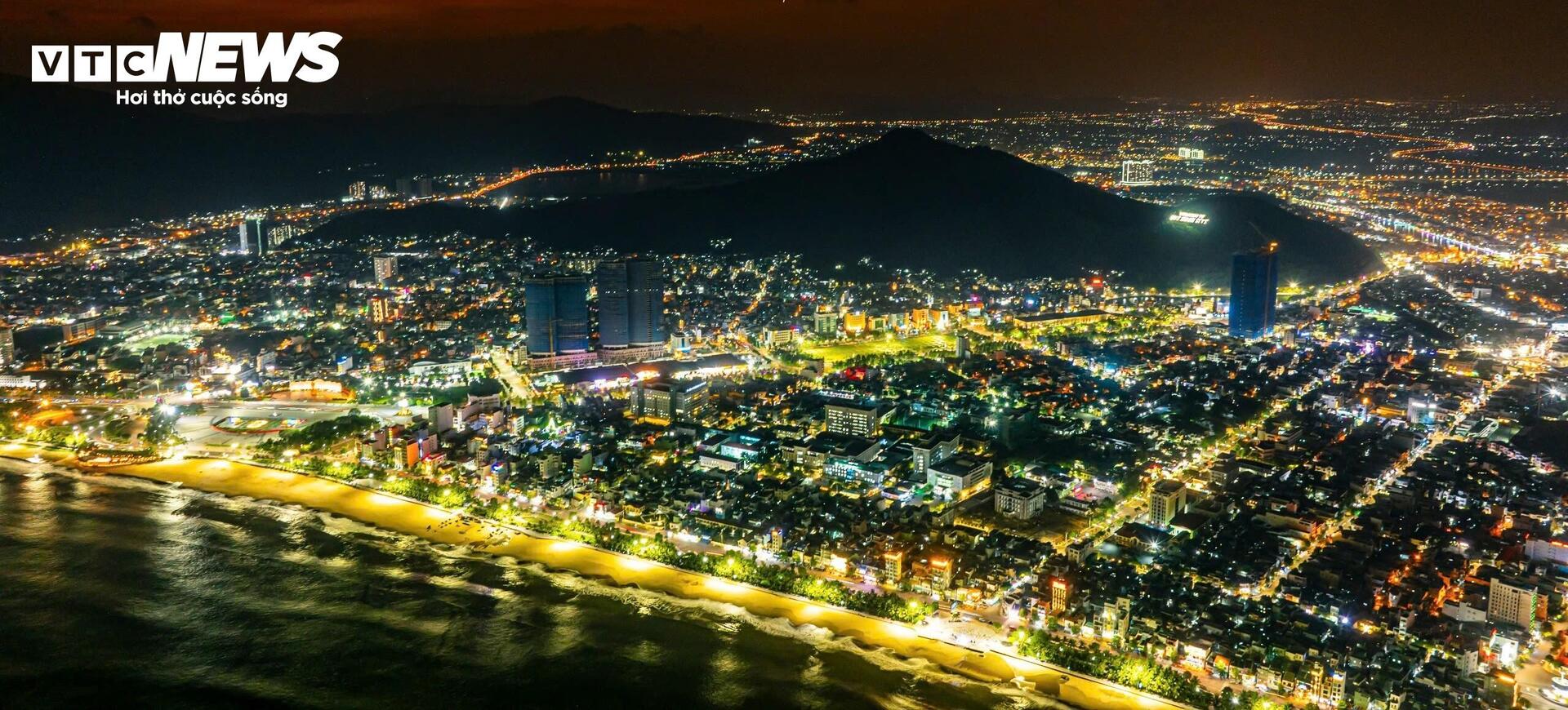 Ngắm phố biển Quy Nhơn của Gia Lai lung linh về đêm - 12