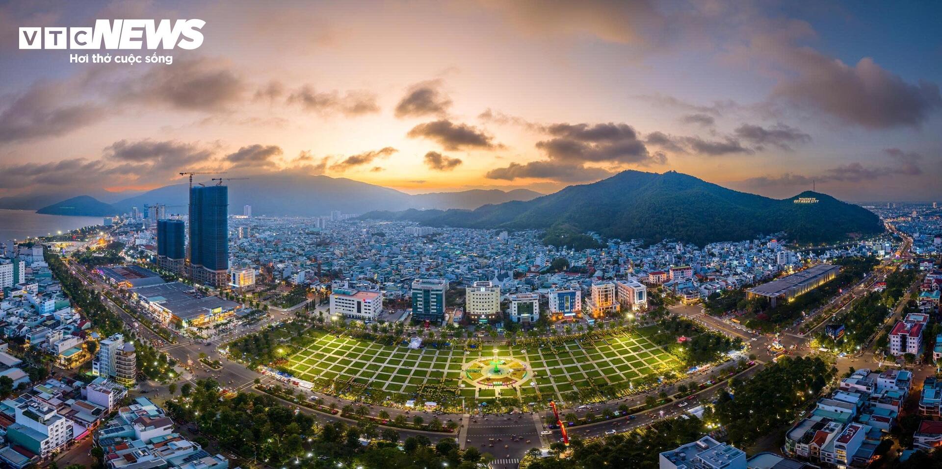 Ngắm phố biển Quy Nhơn của Gia Lai lung linh về đêm - 1