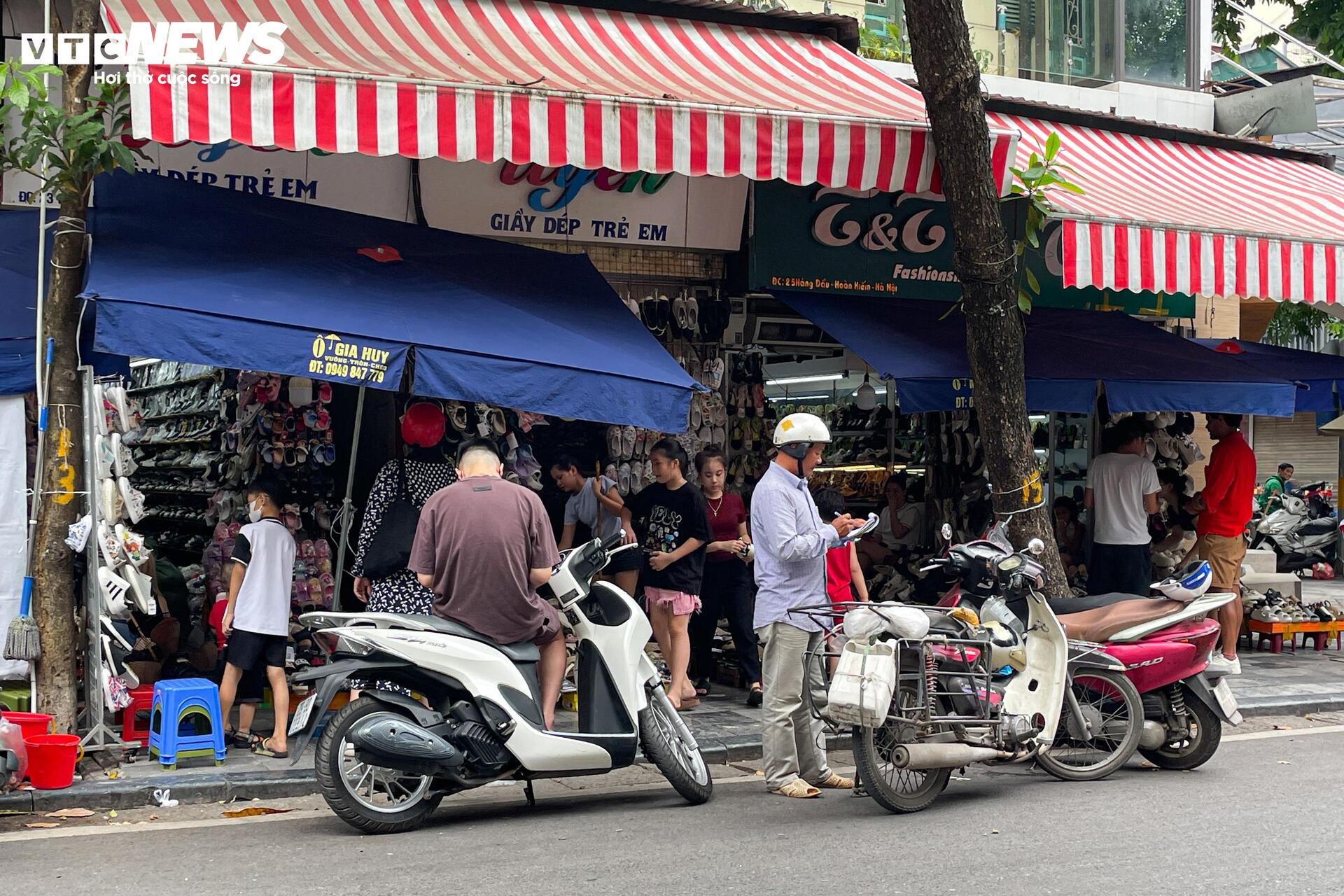Sau 1 tháng đóng cửa im ỉm, hàng quán trên phố cổ Hà Nội mở bán trở lại - 9