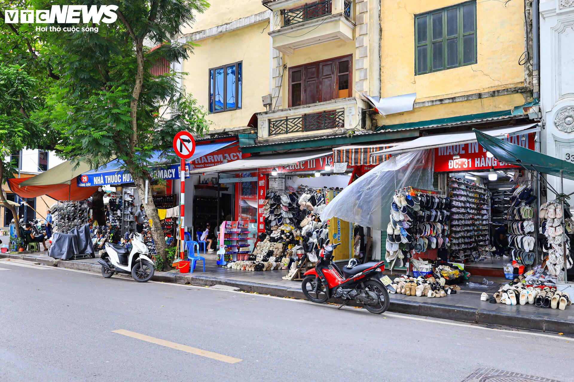 Sau 1 tháng đóng cửa im ỉm, hàng quán trên phố cổ Hà Nội mở bán trở lại - 7