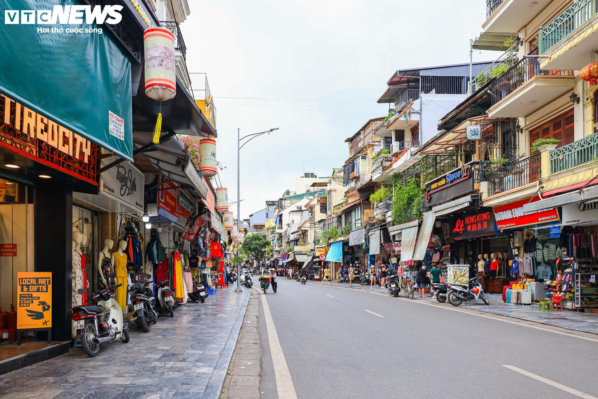 Sau 1 tháng đóng cửa im ỉm, hàng quán trên phố cổ Hà Nội mở bán trở lại - 1
