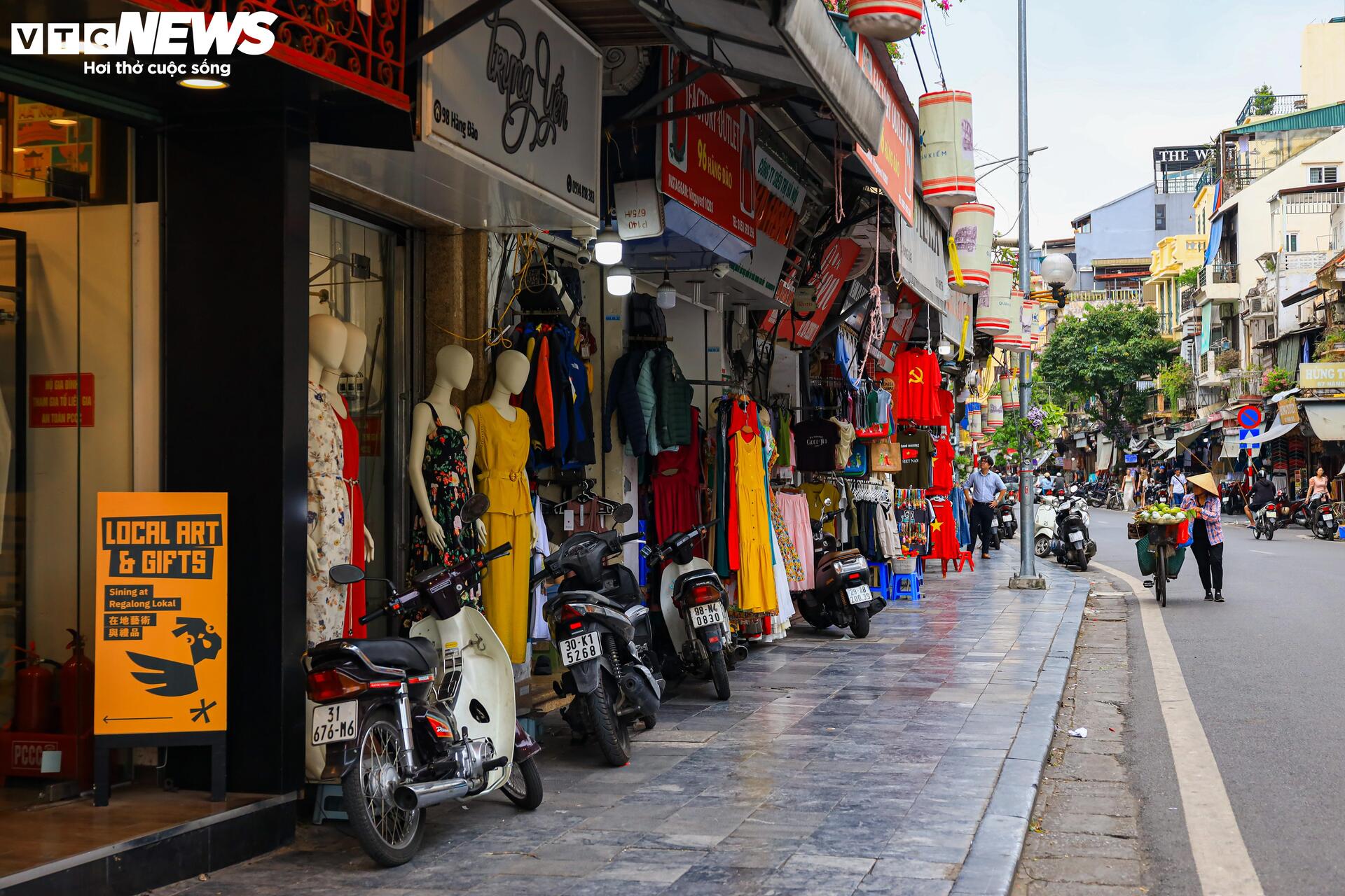 Sau 1 tháng đóng cửa im ỉm, hàng quán trên phố cổ Hà Nội mở bán trở lại - 2