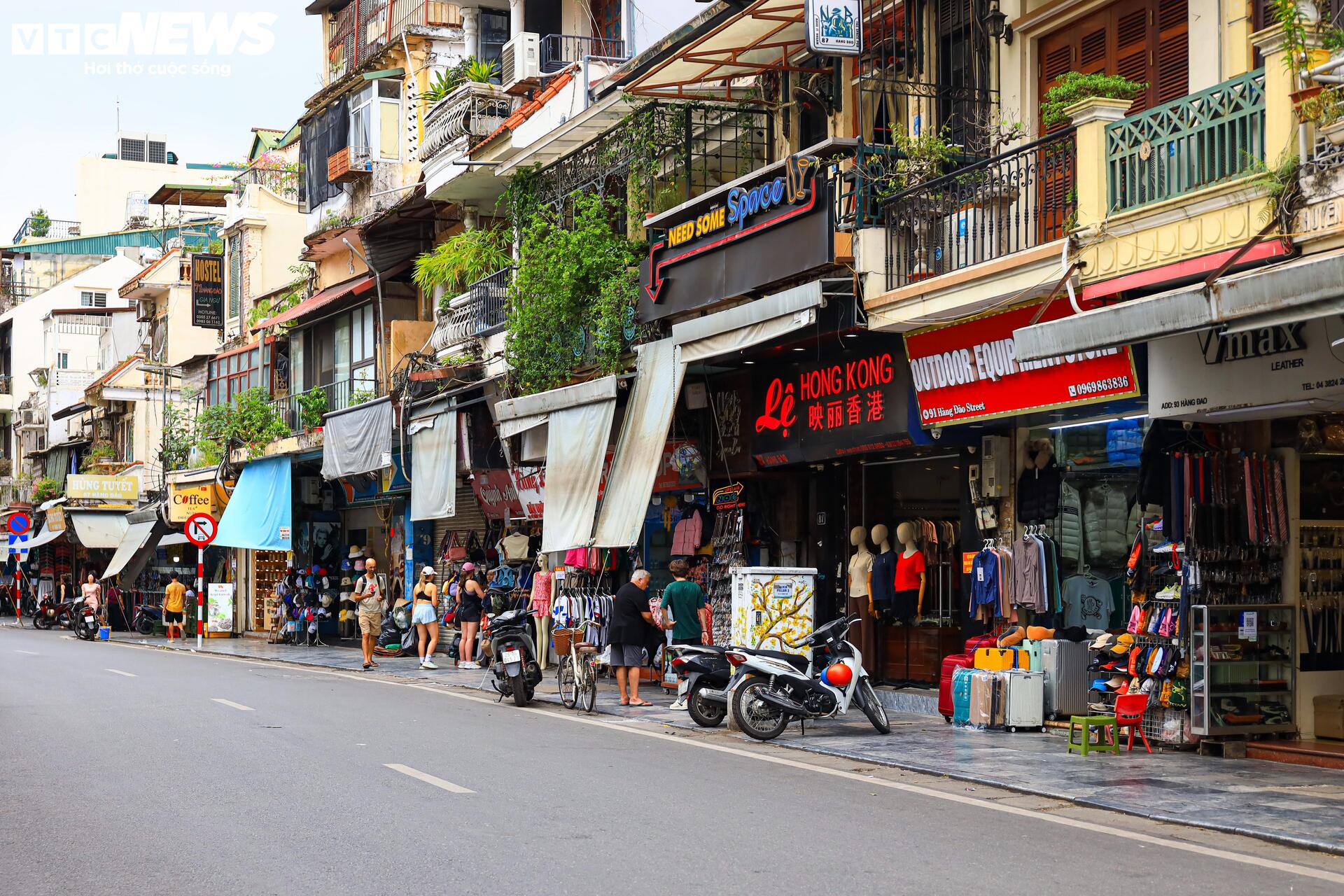 Sau 1 tháng đóng cửa im ỉm, hàng quán trên phố cổ Hà Nội mở bán trở lại - 3