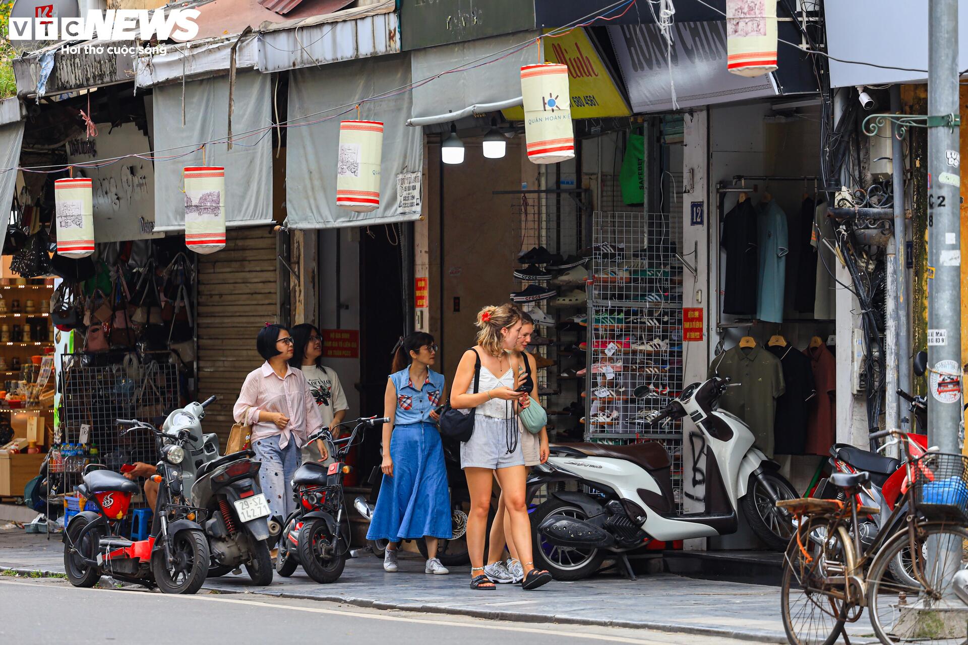 Sau 1 tháng đóng cửa im ỉm, hàng quán trên phố cổ Hà Nội mở bán trở lại - 4