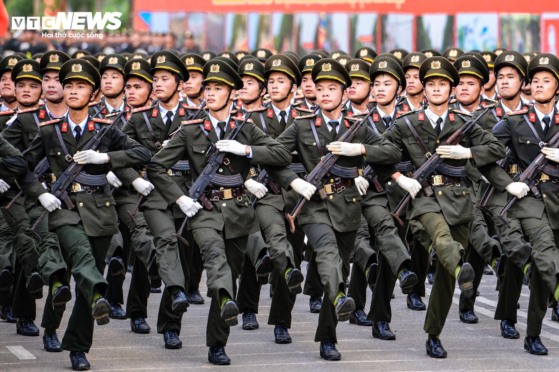 Bước chân thép giữa nắng lửa của nữ đặc nhiệm trước lễ diễu binh 2/9 - 11