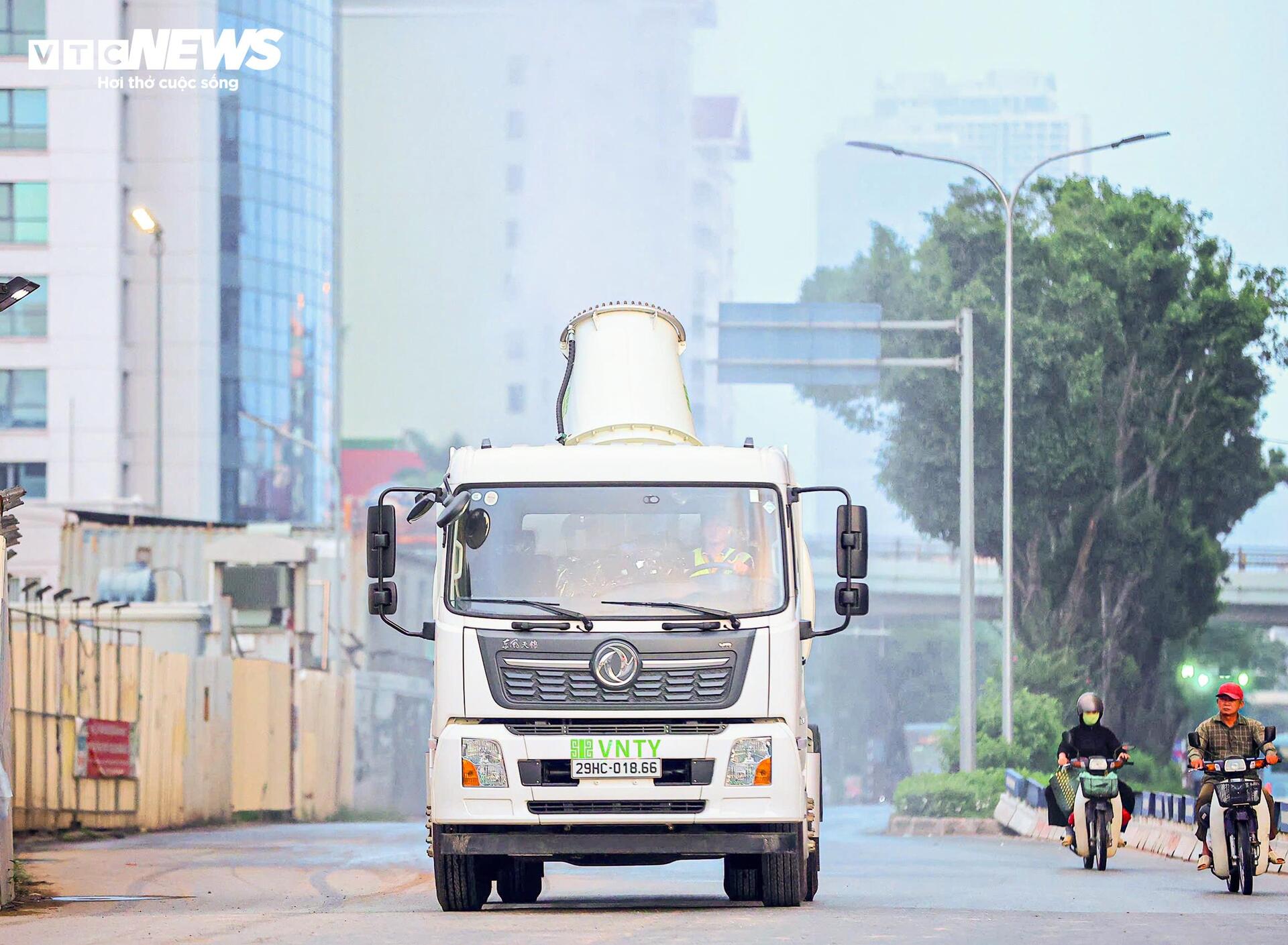 'Đại bác diệt bụi' lăn bánh, làm sạch phố phường Hà Nội - 3