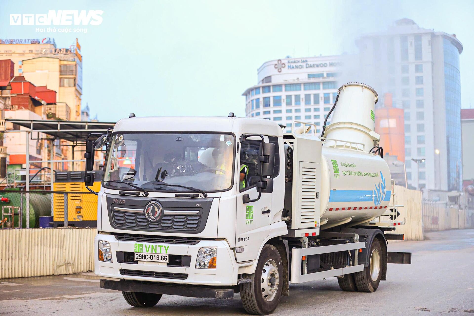 'Đại bác diệt bụi' lăn bánh, làm sạch phố phường Hà Nội - 4