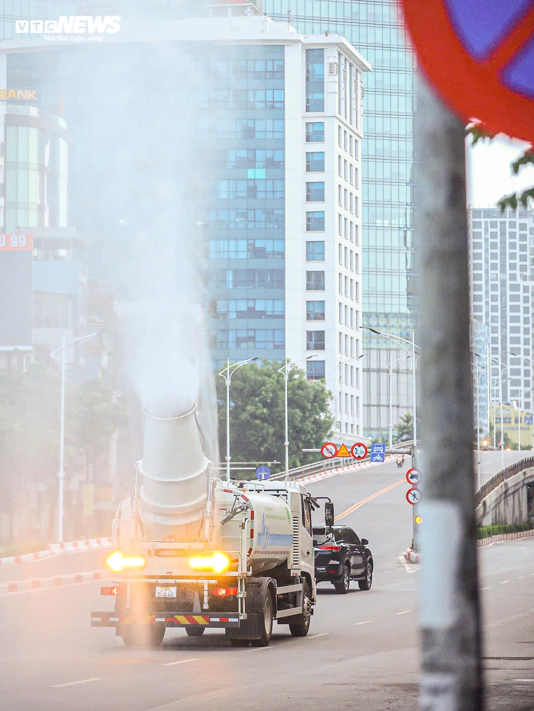 'Đại bác diệt bụi' lăn bánh, làm sạch phố phường Hà Nội - 5