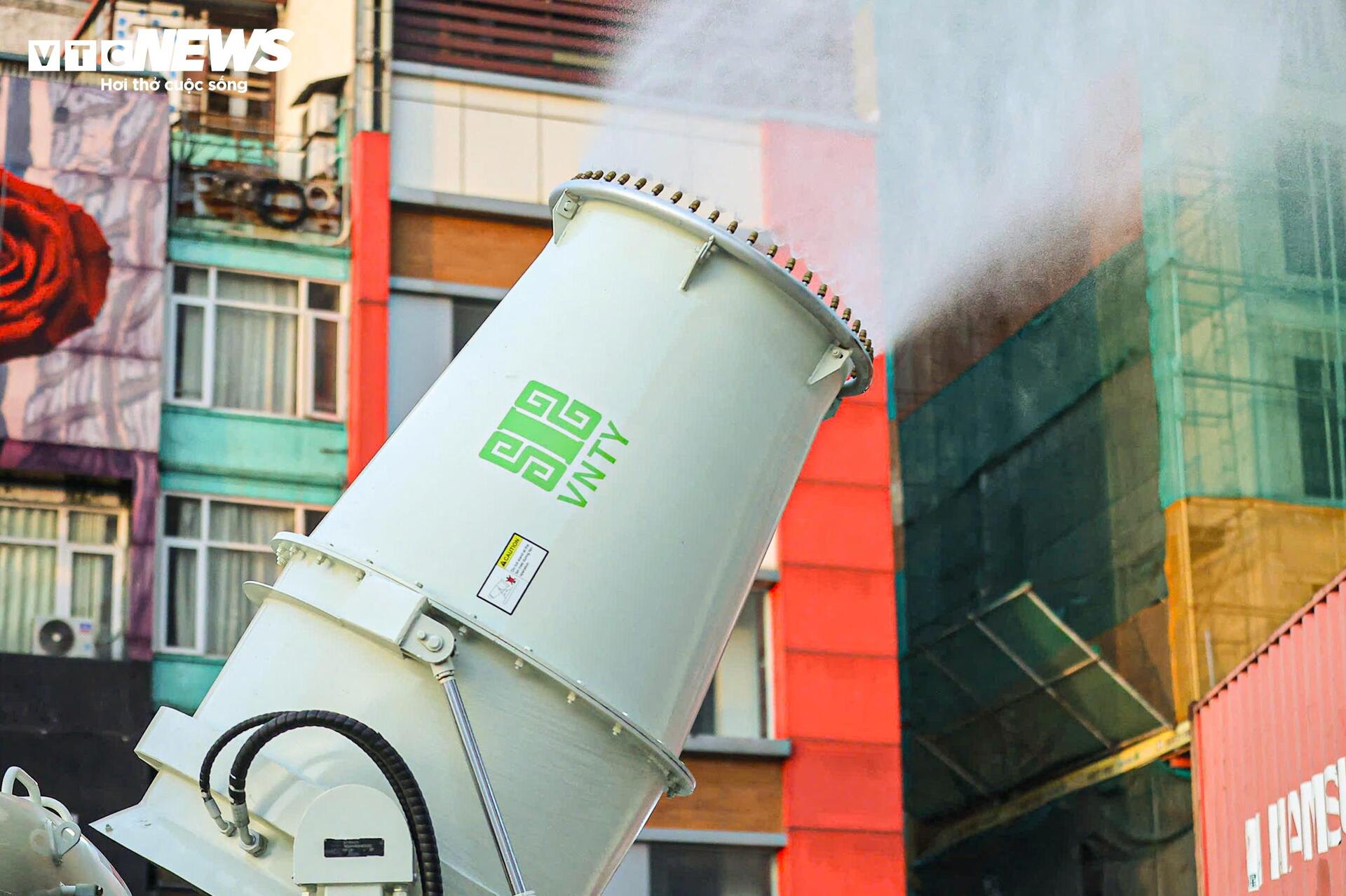 'Đại bác diệt bụi' lăn bánh, làm sạch phố phường Hà Nội - 7