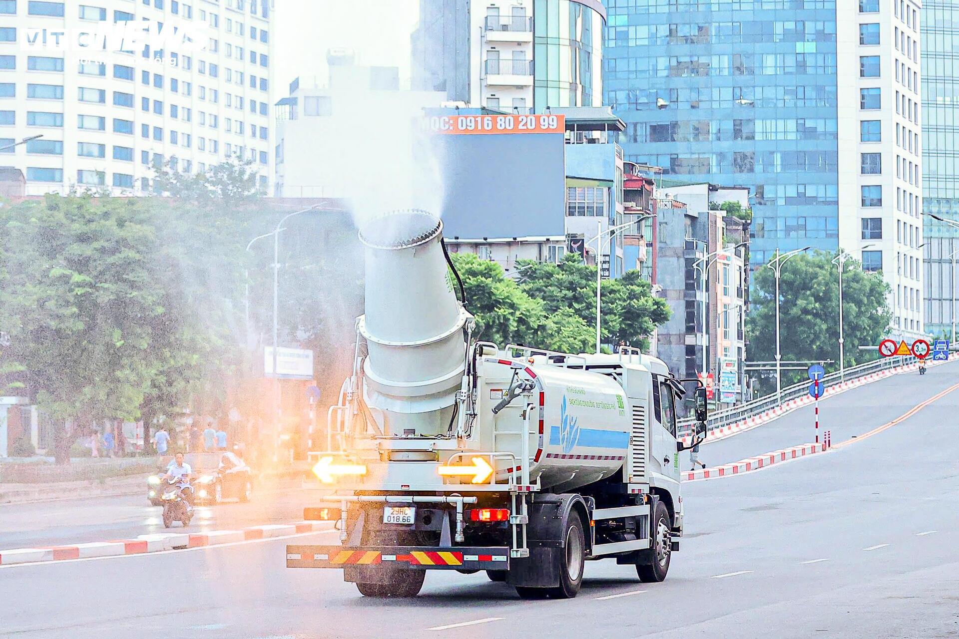 'Đại bác diệt bụi' lăn bánh, làm sạch phố phường Hà Nội - 10